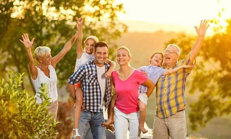 Famille souriante profitant d’une journée ensoleillée, symbole de santé et de bien-être