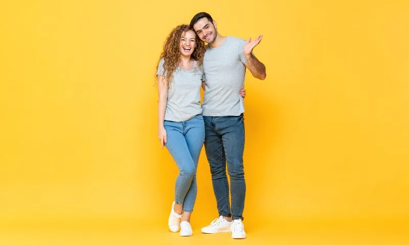 Jeune couple souriant sur fond jaune, image de vitalité et de santé